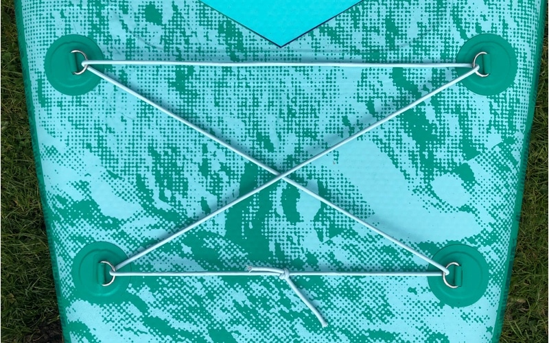 D-Ringe und Gepäcknetz am Bug des Aztron Urono